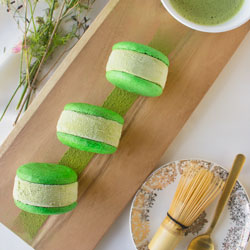 Matcha_green_tea_macaron_sq